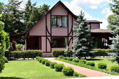 İstanbul'da Görenleri Hayran Bırakan, Büyük Yüzme Havuzlu, Şık Villa