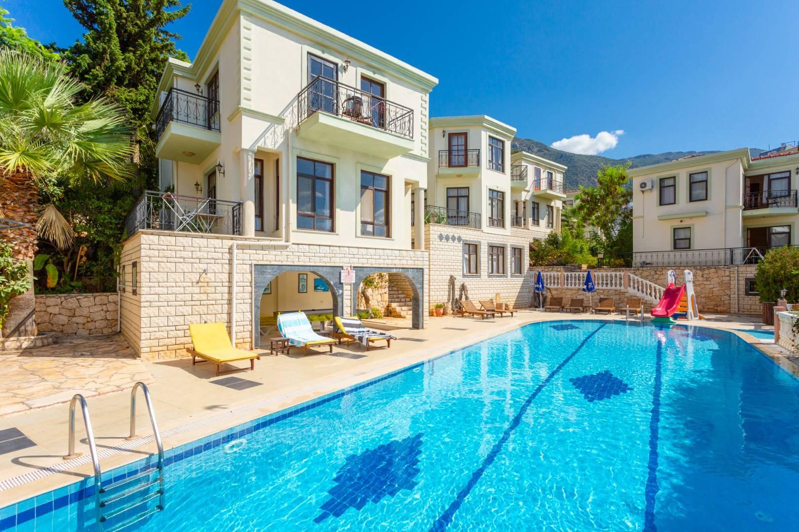 Kaş Kalkan'da Merkezi Konumda, Ortak Havuzlu, Modern Villa-27727