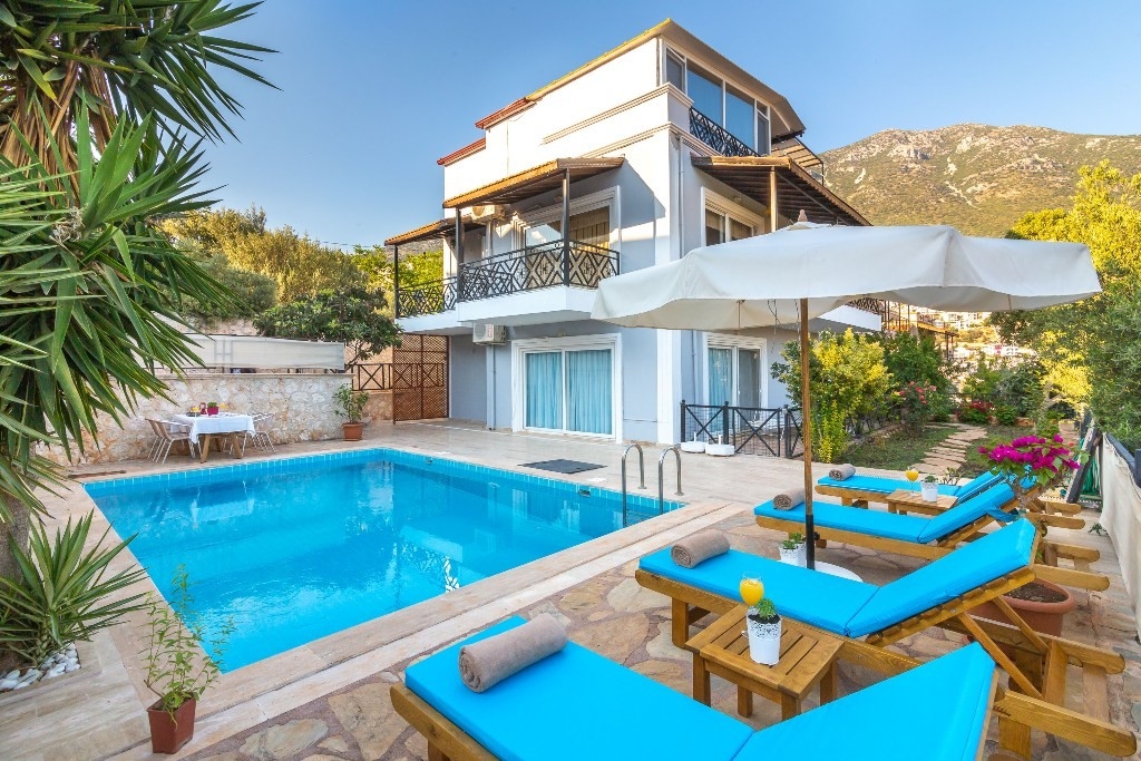 Kalkan'da Merkeze Yürüyüş Mesafesinde, Ortak Havuzlu, Kiralık Suit