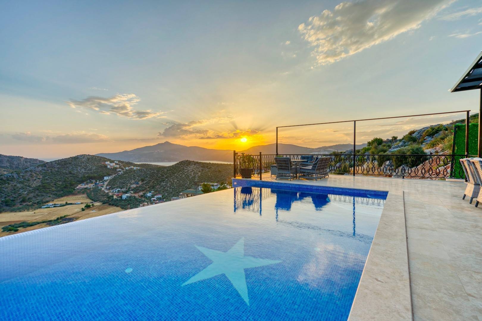 Kaş Bezirgan'da Merkeze Yakın, Özel Havuzlu ve Jakuzili, Şık Villa