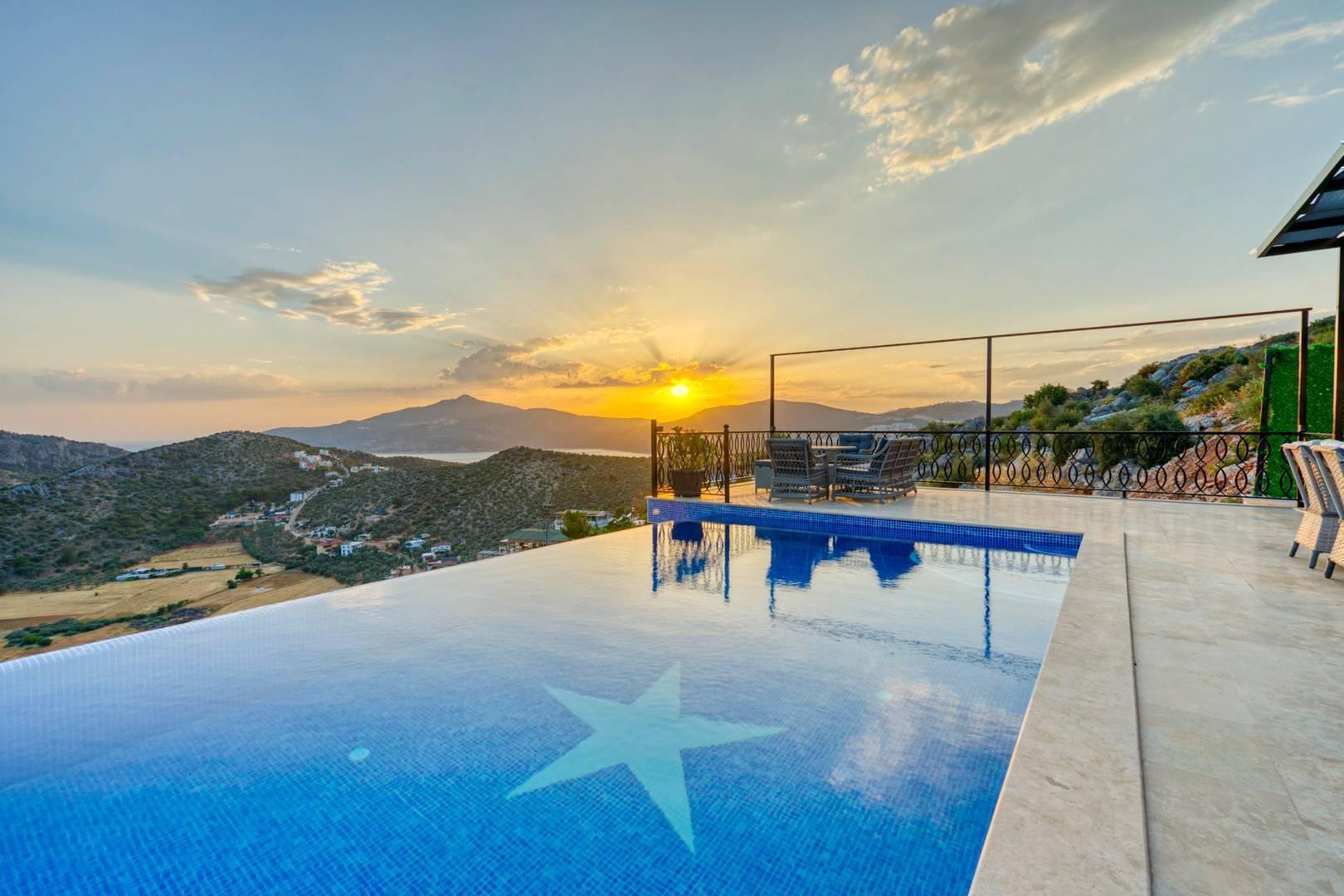 Kaş Bezirgan'da Merkeze Yakın, Özel Havuzlu ve Jakuzili, Şık Villa-30350