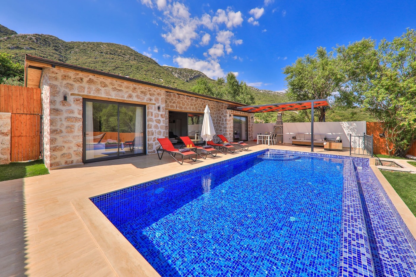 Kaş Hacıoğlan'da Doğa İçerisinde, Özel Havuzlu, Lüks Taş Villa