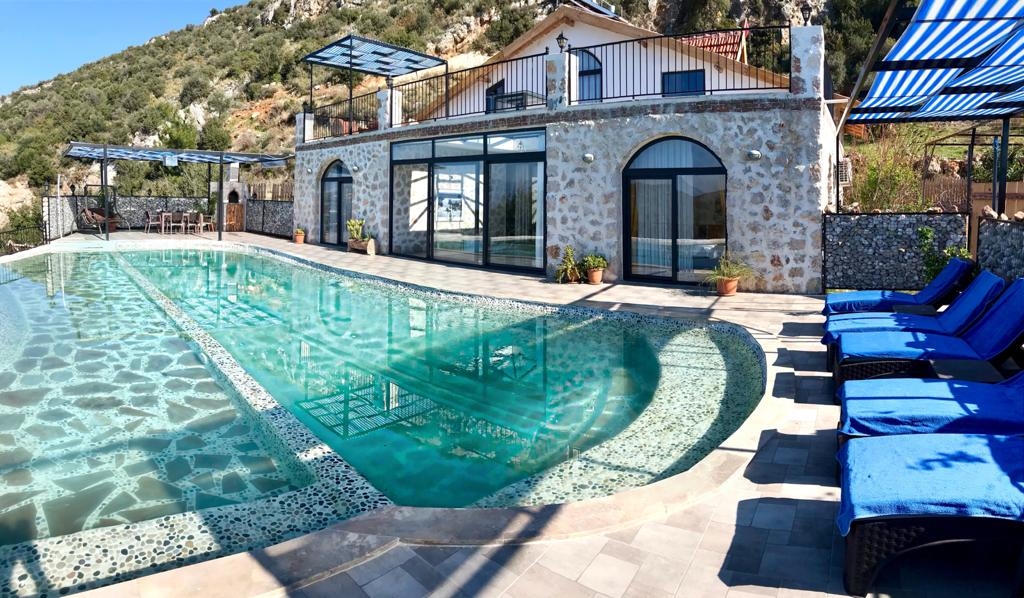 Kalkan Akbel'de Doğa İle İç İçe, Özel Havuzlu, Korunaklı Villa