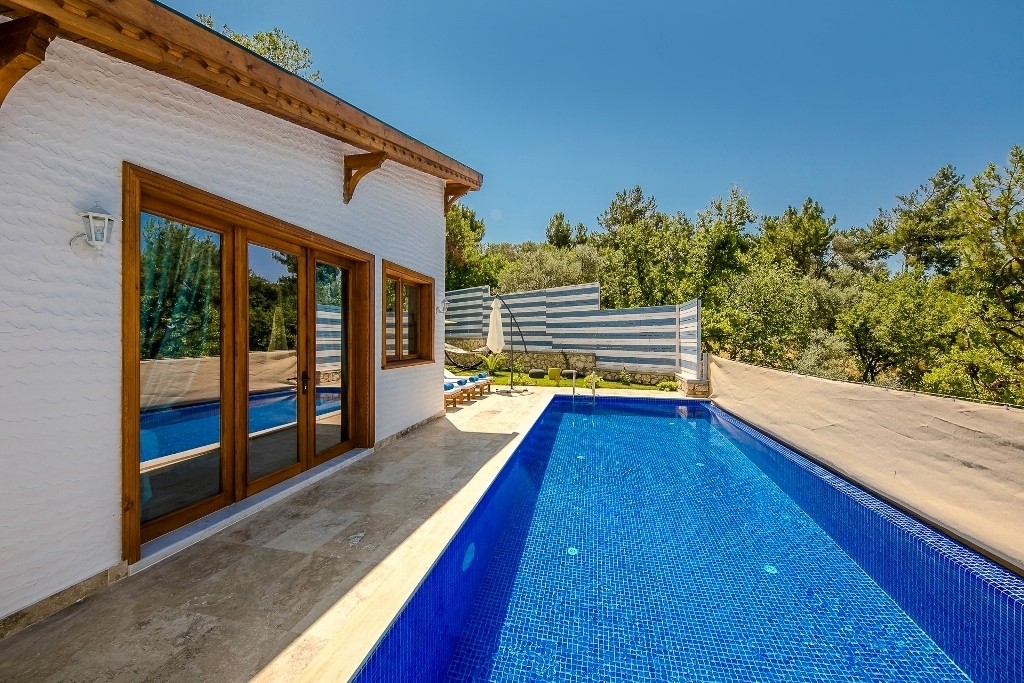 Kaş İslamlar'da Sakin Konumda, Korunaklı, Jakuzili, Şık Villa