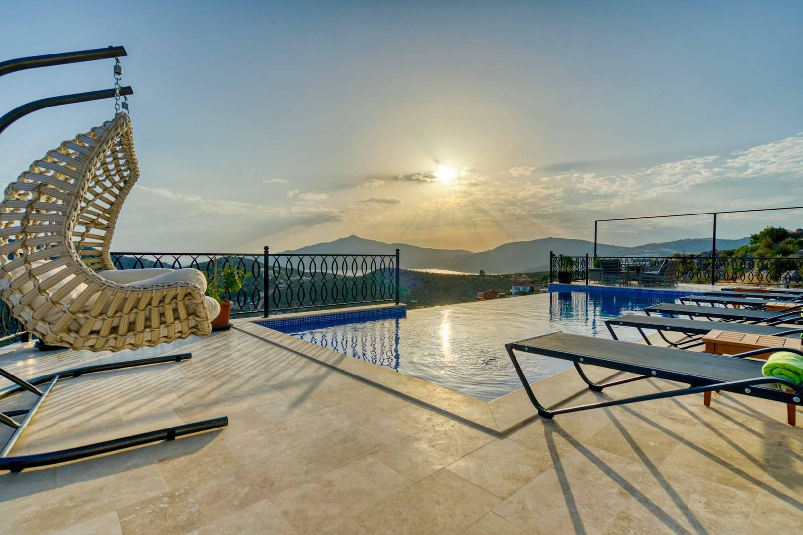 Kaş Bezirgan'da Merkeze Yakın, Özel Havuzlu ve Jakuzili, Şık Villa-30350