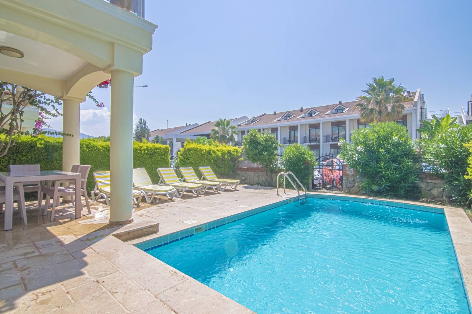 Fethiye'de Kalabalık Ailelere Uygun, Özel Plaj ve Havuzlu, Şık Villa