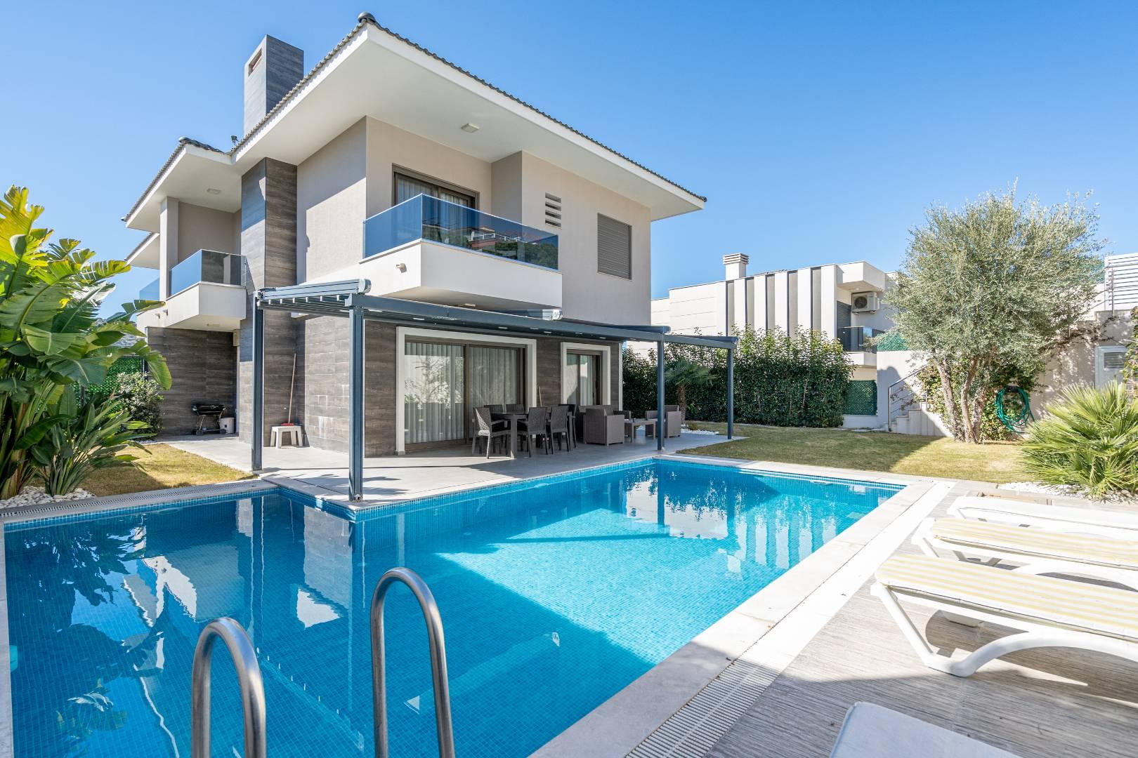 İzmir Çeşme'de Merkezi Konumda, Özel Havuzlu, Bahçeli Villa-14945