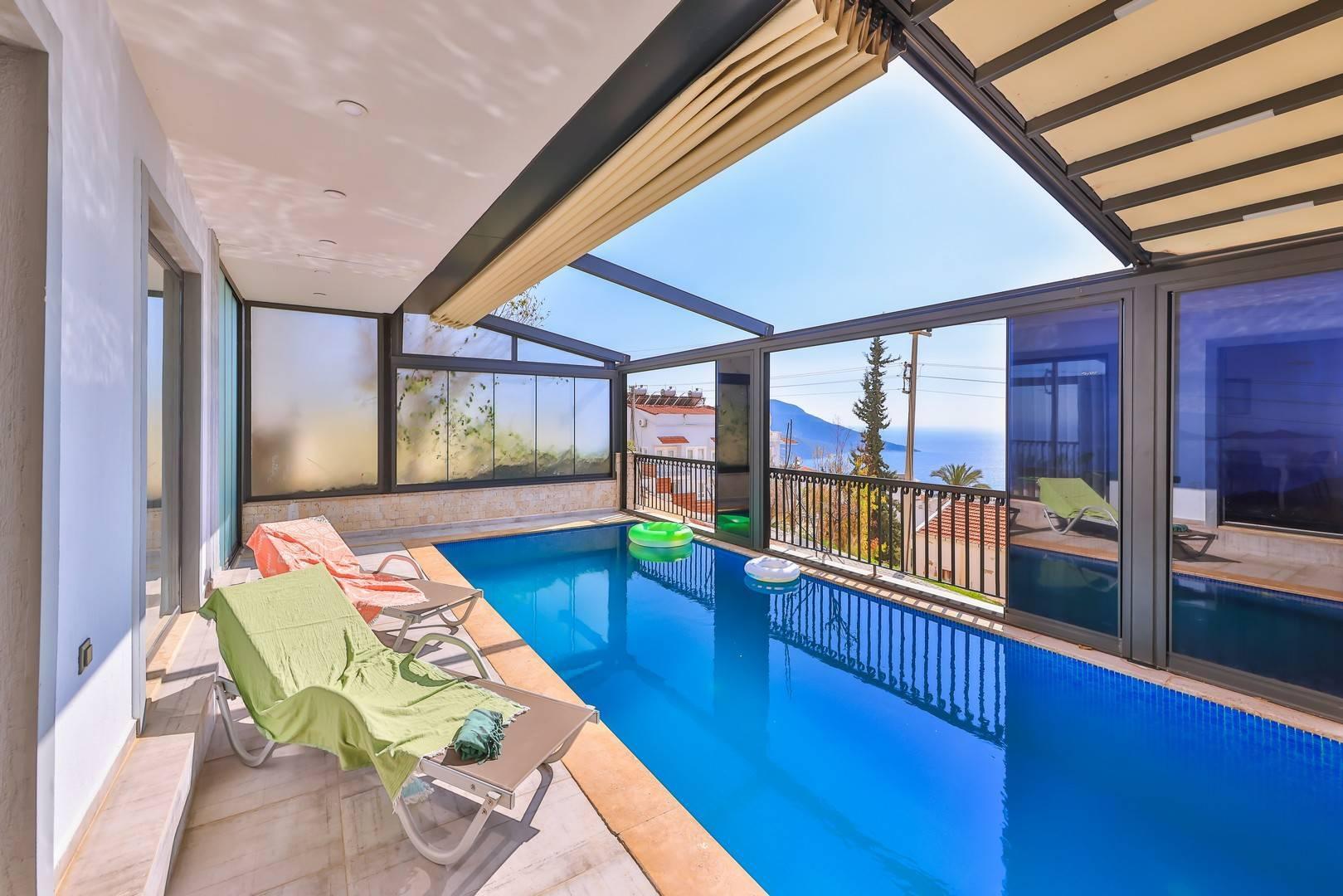 Kaş Kalkan'da Deniz Manzaralı, Kapalı ve Isıtmalı Havuzlu, Şık Villa-31762