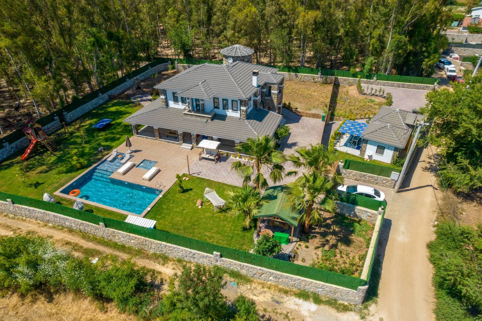 Fethiye Kayaköy'de Görkemli Tasarıma Sahip, Özel Havuzlu, Şık Malikane