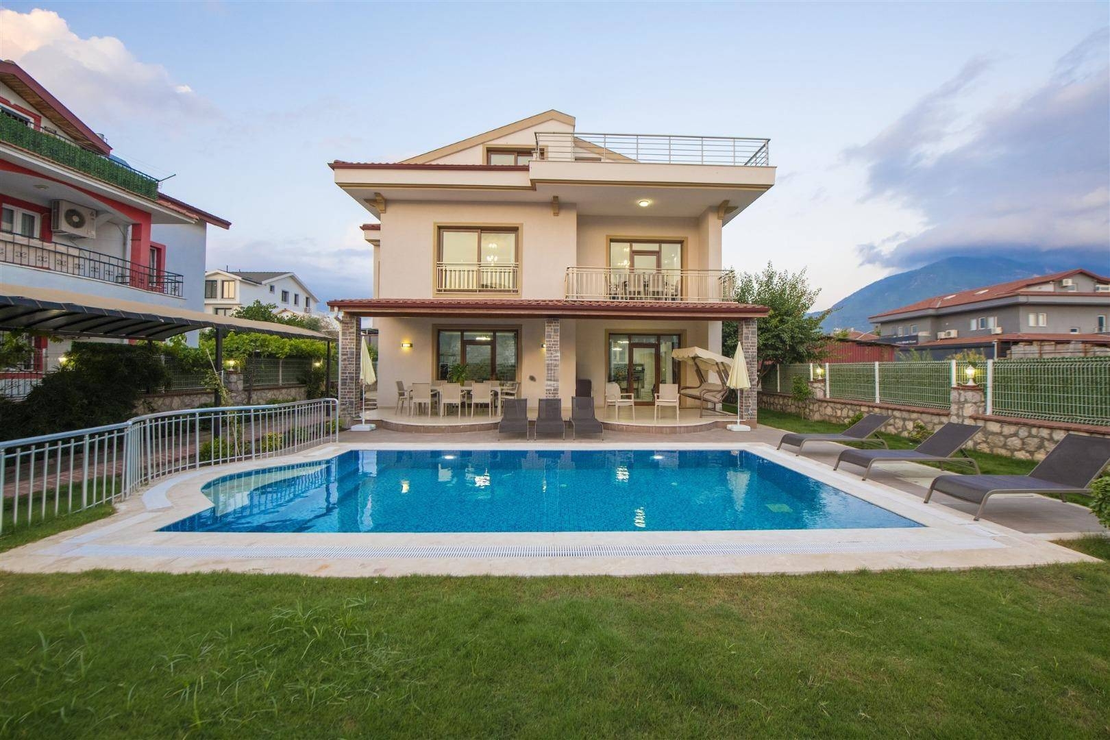 Fethiye Babataşı'nda Yemyeşil Bahçeli, Özel Havuzlu, Konforlu Villa