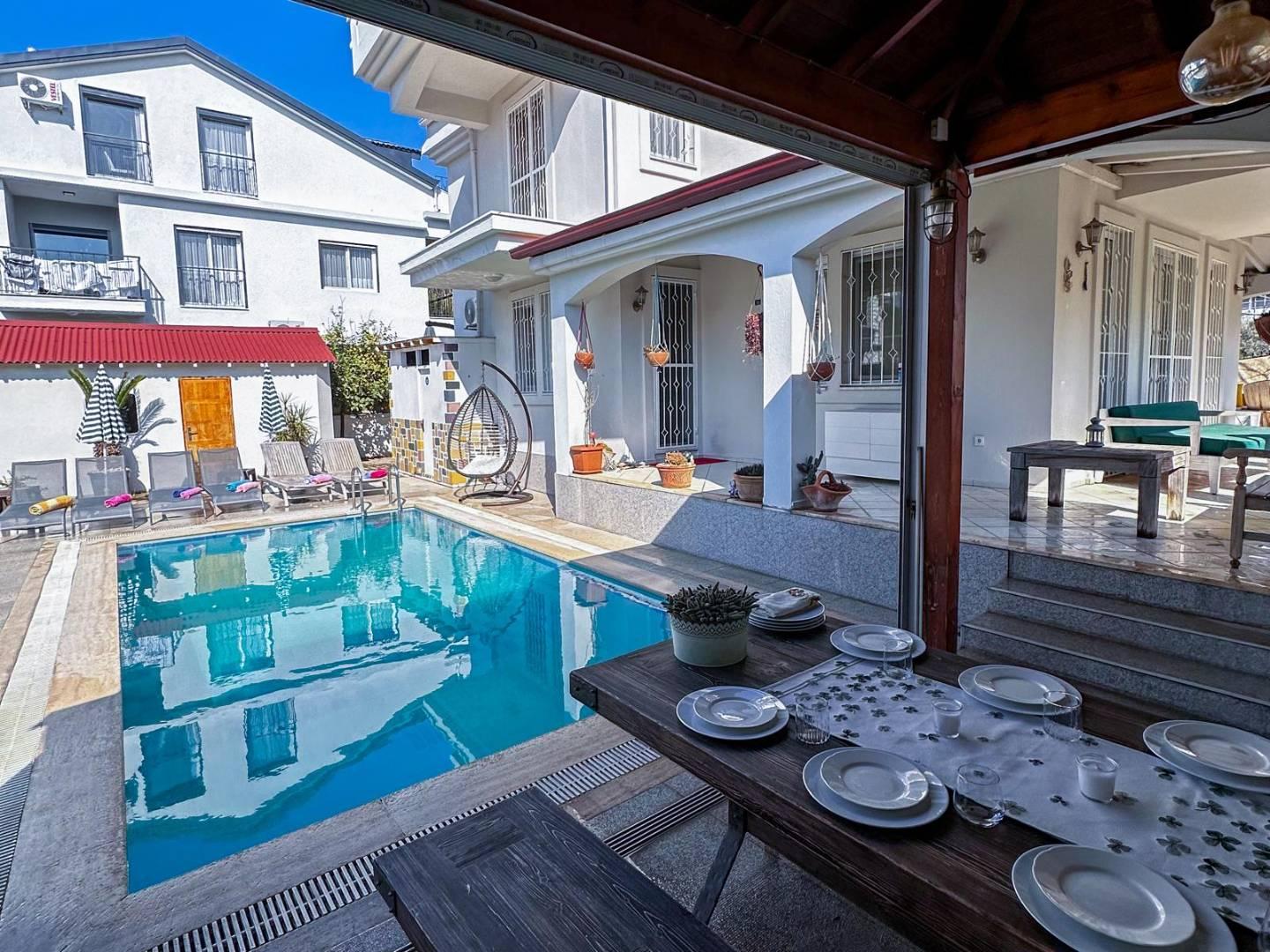 Fethiye Akarca'da Merkezi Konumda, Özel Havuzlu, Verandalı Villa-43270