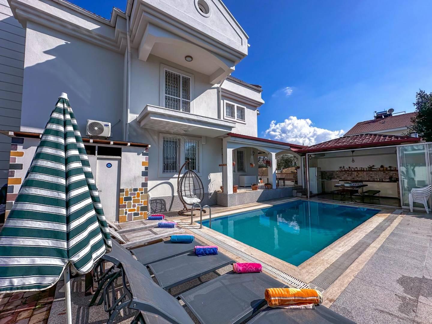 Fethiye Akarca'da Merkezi Konumda, Özel Havuzlu, Verandalı Villa-43270
