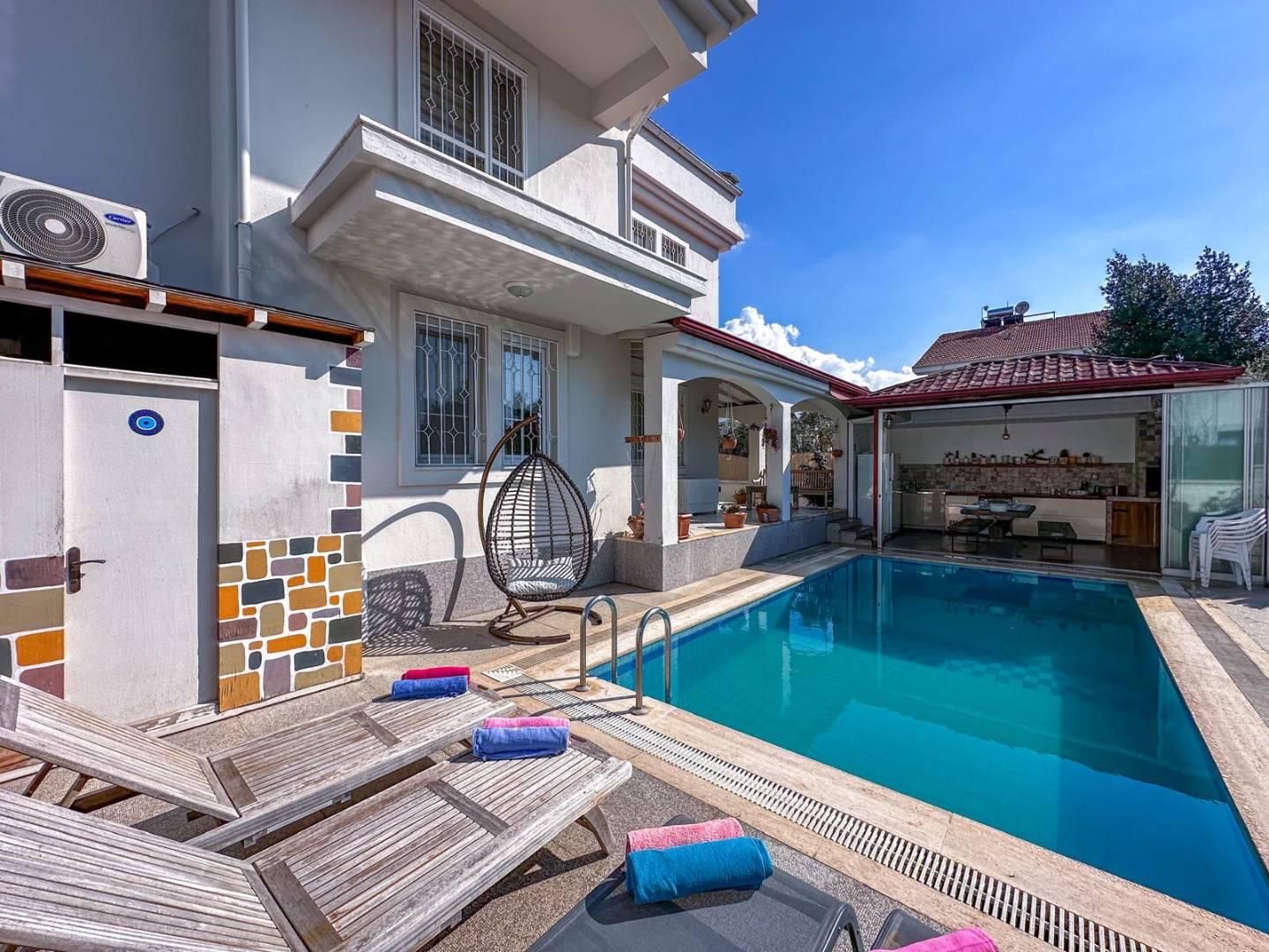 Fethiye Akarca'da Merkezi Konumda, Özel Havuzlu, Verandalı Villa-43270