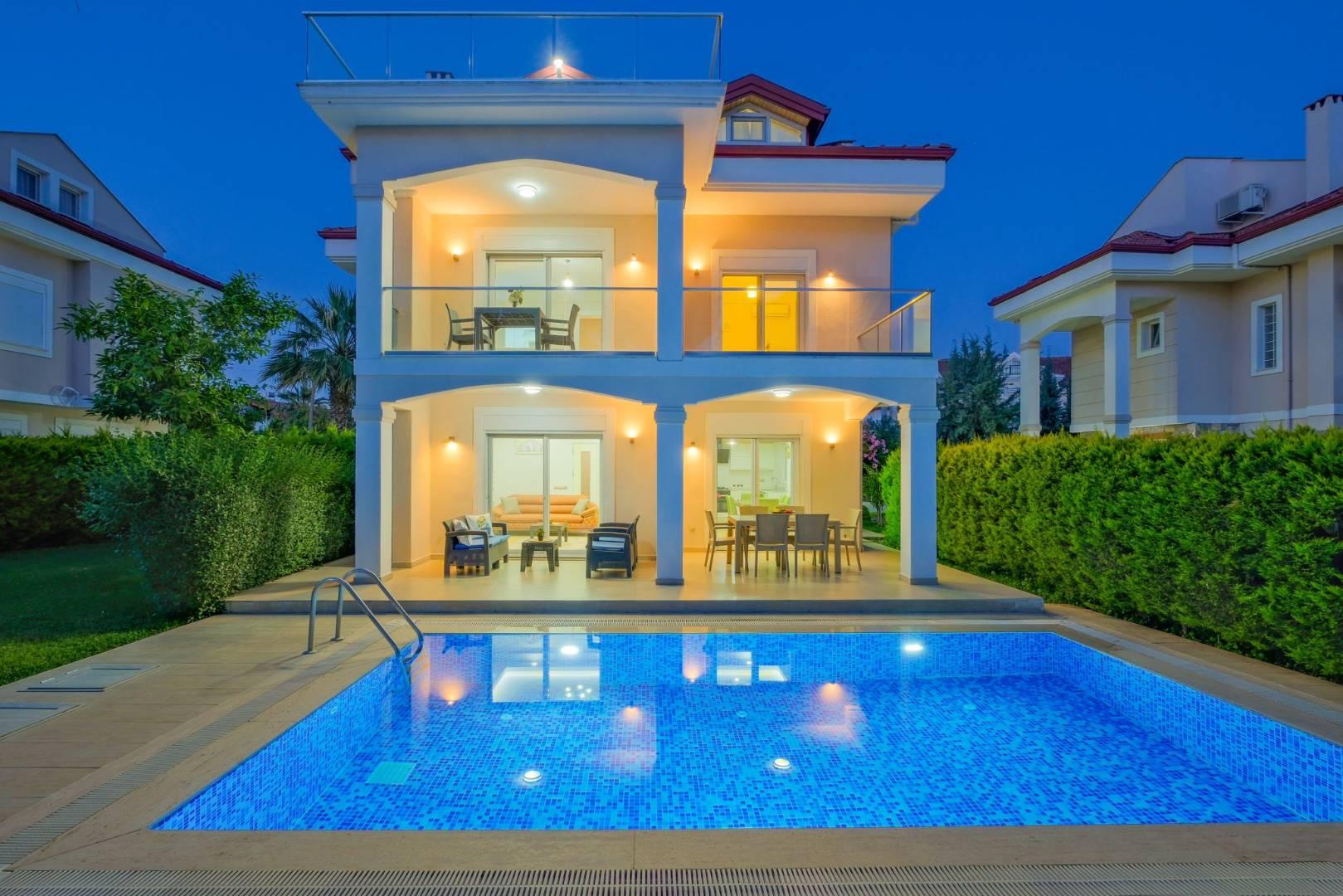 Fethiye Çiftlik'te Plaja Yakın, Özel Havuzlu, Jakuzili, Müstakil Villa-17043