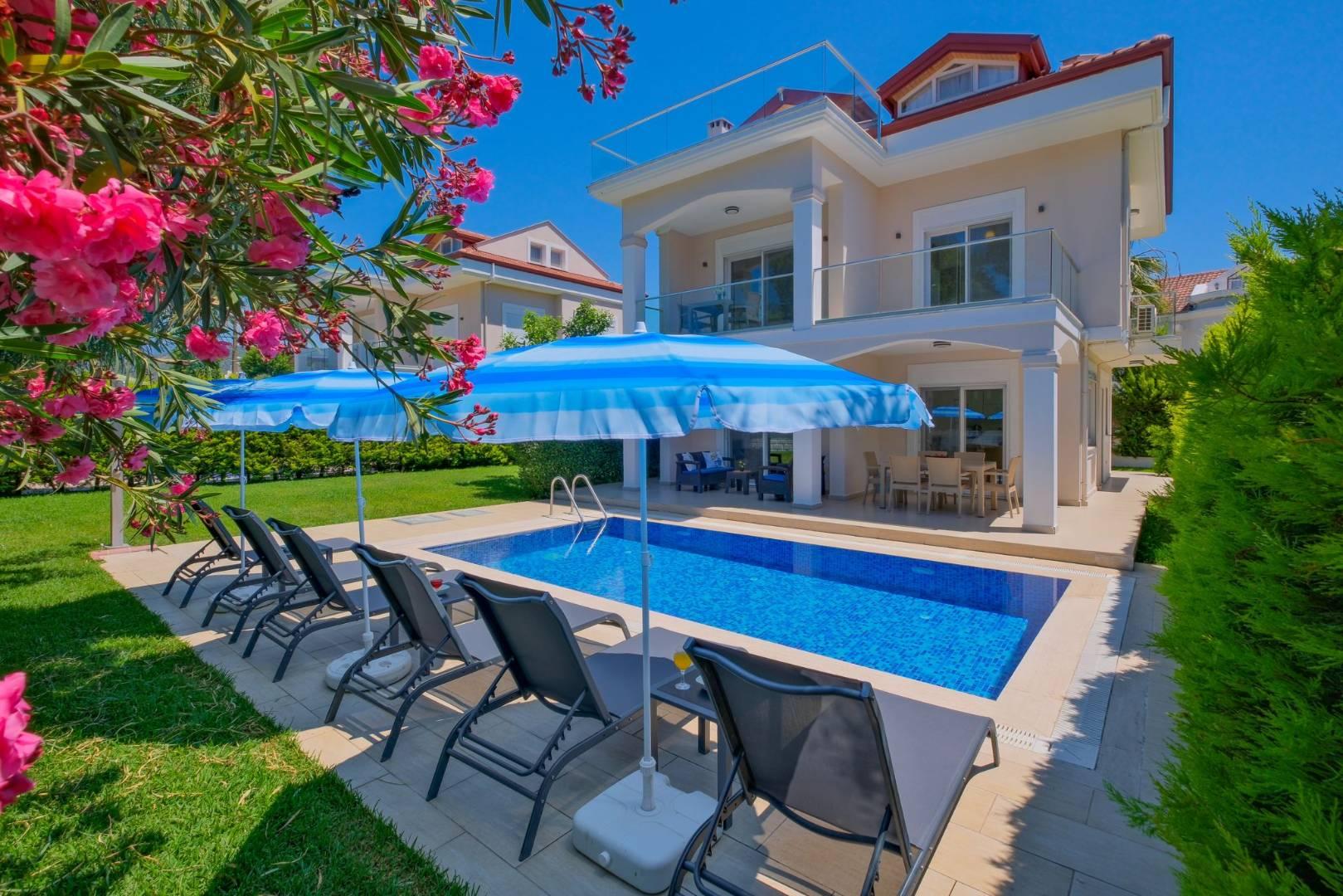 Fethiye Çiftlik'te Plaja Yakın, Özel Havuzlu, Jakuzili, Müstakil Villa-17043