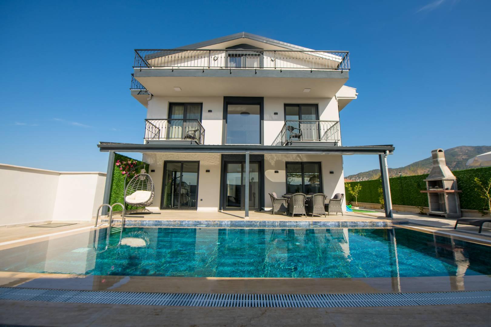 Fethiye Çamköy'de Modern Tasarımlı, Özel Havuzlu, 6 Kişilik Villa-43373