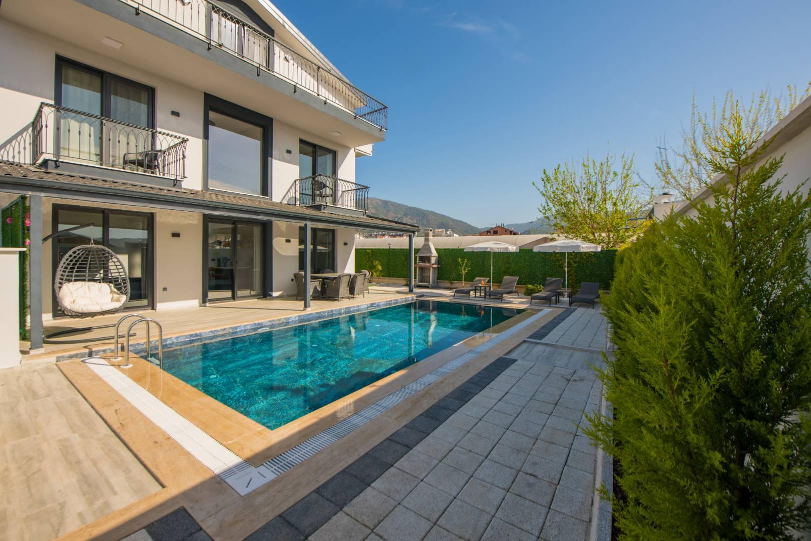Fethiye Çamköy'de Modern Tasarımlı, Özel Havuzlu, 6 Kişilik Villa-43373
