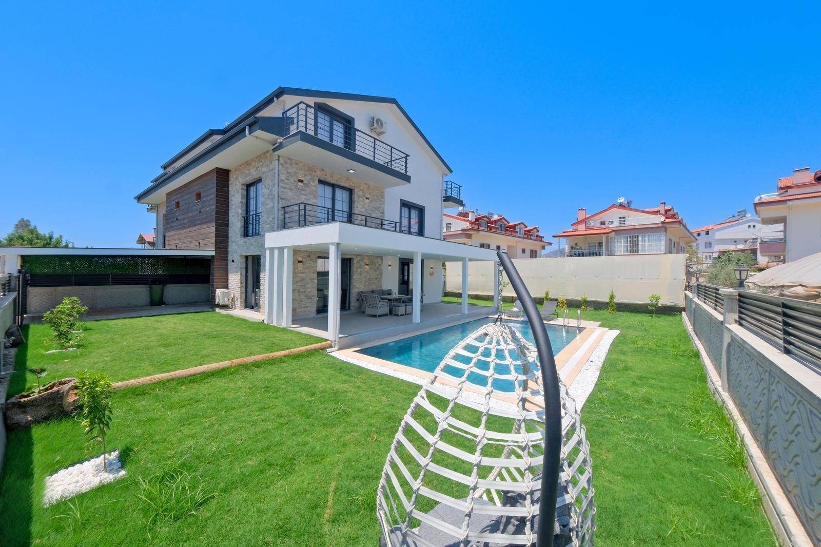 Fethiye Çamköy'de Geniş Bahçeli, Özel Havuzlu, İkiz Villa