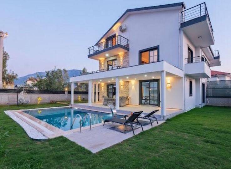 Fethiye Çamköy'de Geniş Bahçeli, Özel Havuzlu, İkiz Villa