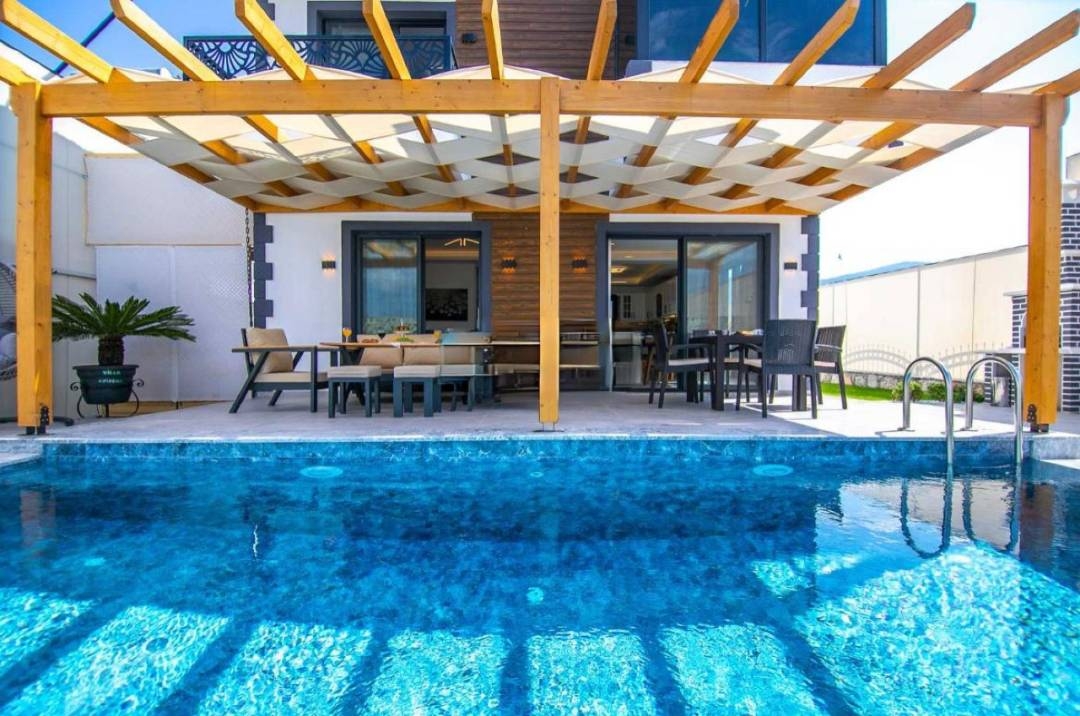 Fethiye Çamköy'de Modern Tasarımlı, Özel Havuzlu, 2+1 Şık Villa