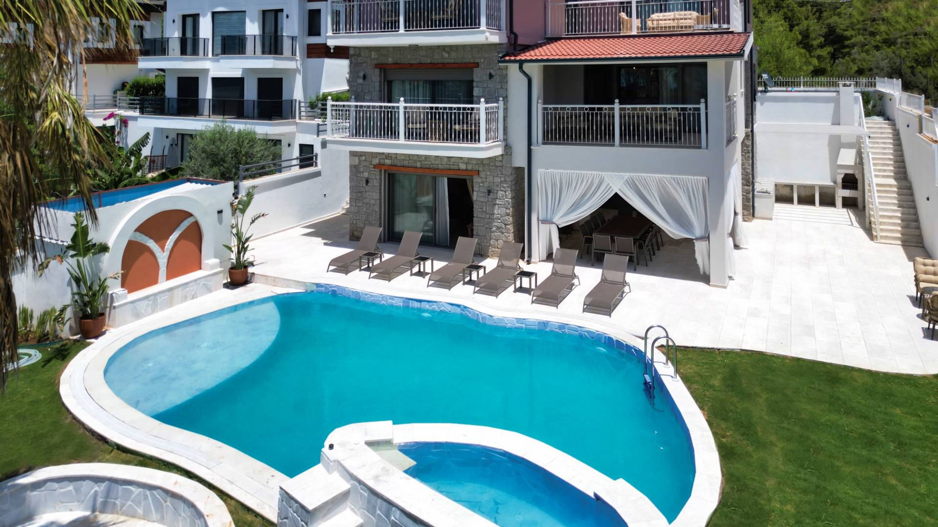 Fethiye Çiftlik'te Geniş Bahçeli, Özel Havuzlu, Şık Kiralık Villa