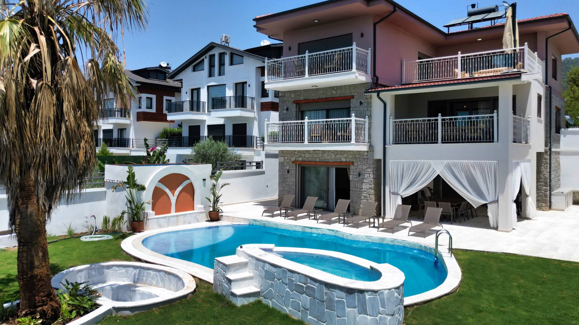Fethiye Çiftlik'te Geniş Bahçeli, Özel Havuzlu, Şık Kiralık Villa