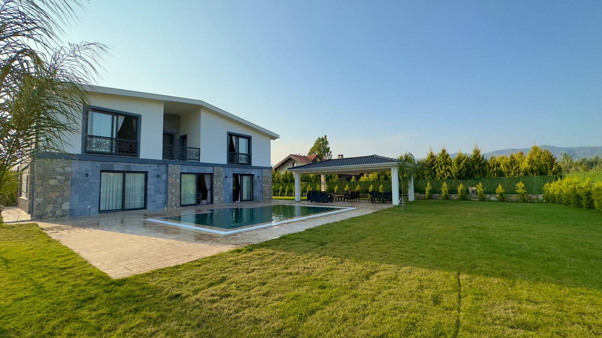Fethiye Çiftlik'te Merkezi Konumda, Özel Havuzlu, Geniş Bahçeli Villa