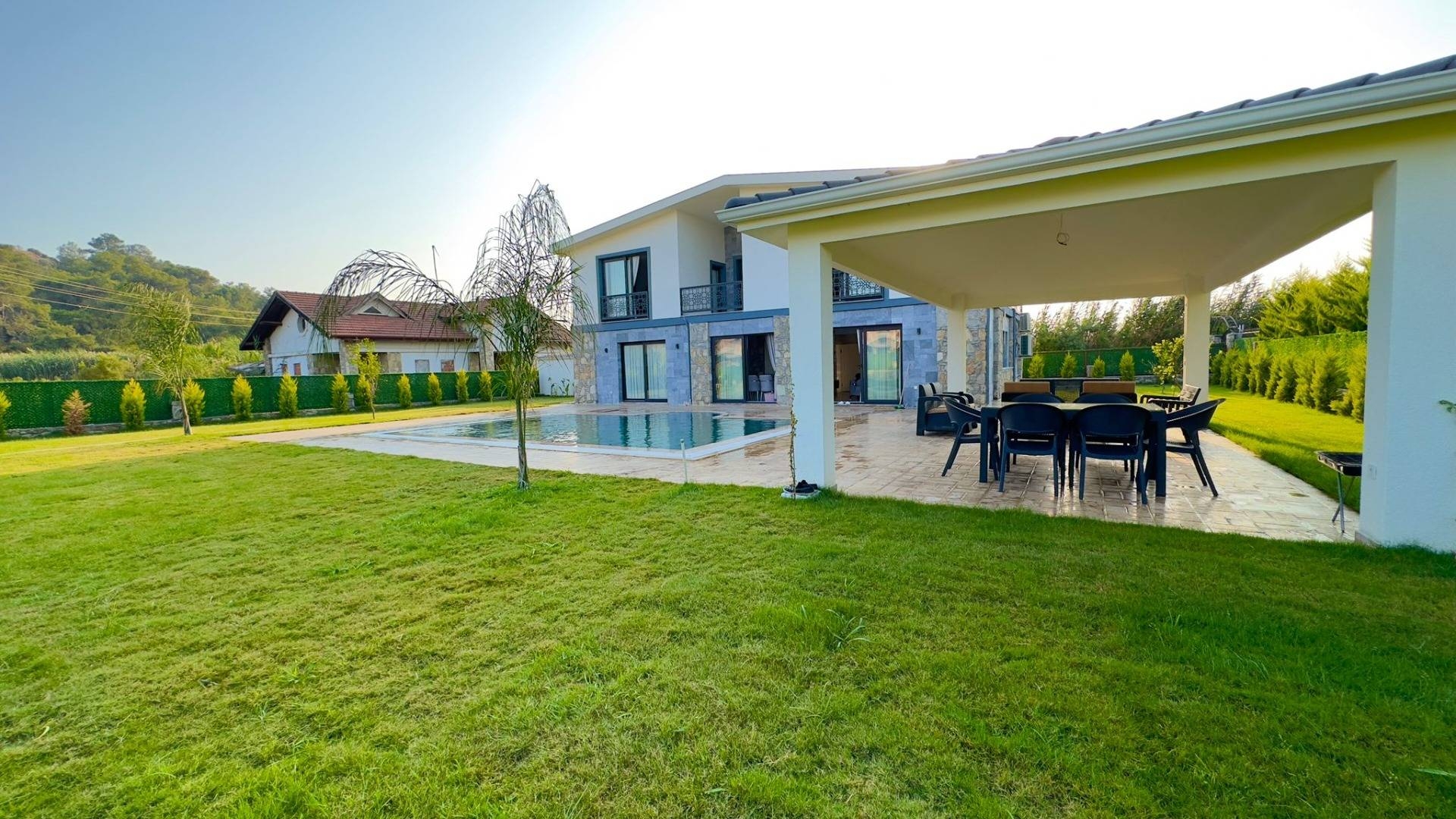 Fethiye Çiftlik'te Merkezi Konumda, Özel Havuzlu, Geniş Bahçeli Villa