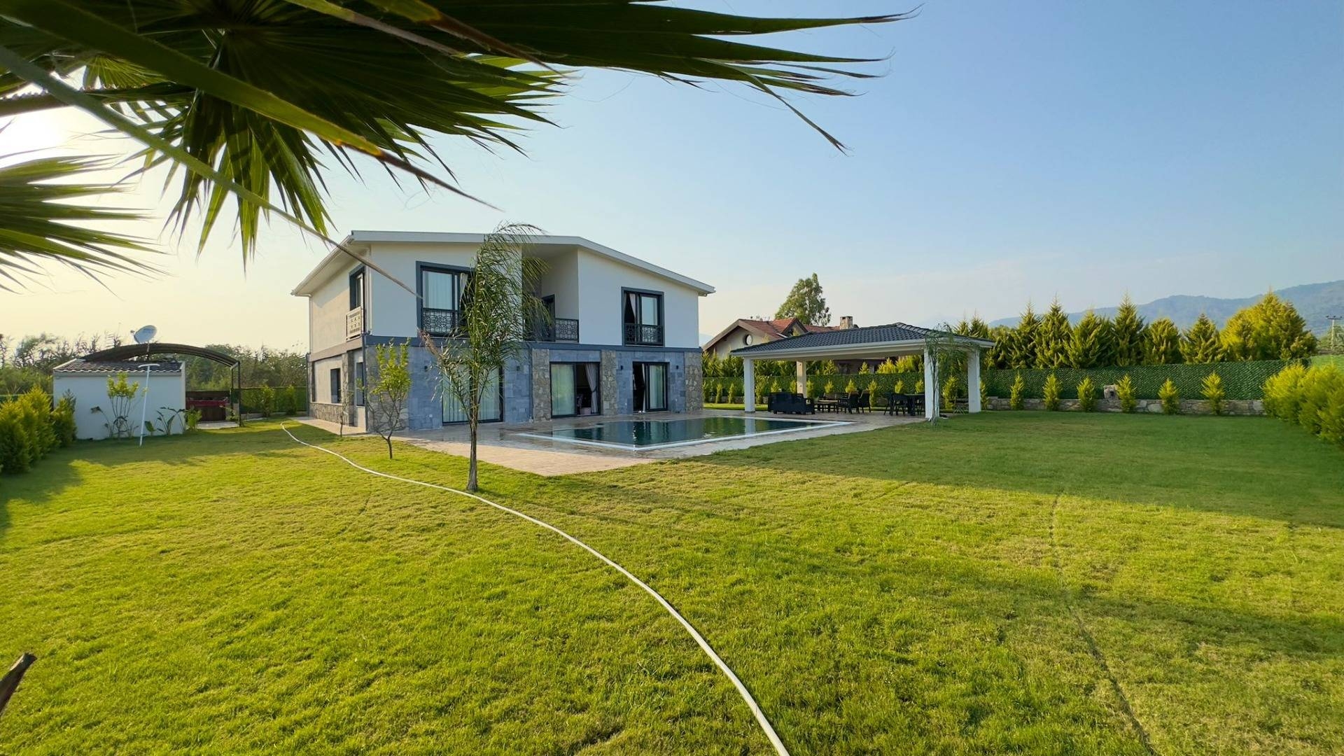 Fethiye Çiftlik'te Merkezi Konumda, Özel Havuzlu, Geniş Bahçeli Villa
