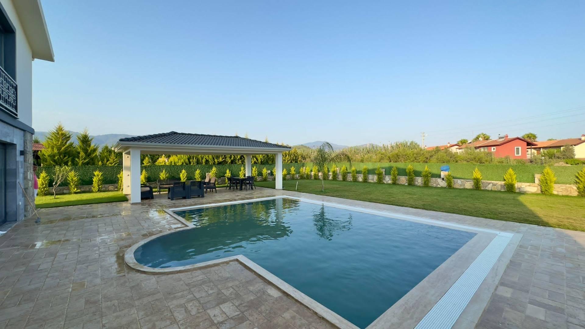 Fethiye Çiftlik'te Merkezi Konumda, Özel Havuzlu, Geniş Bahçeli Villa-43589