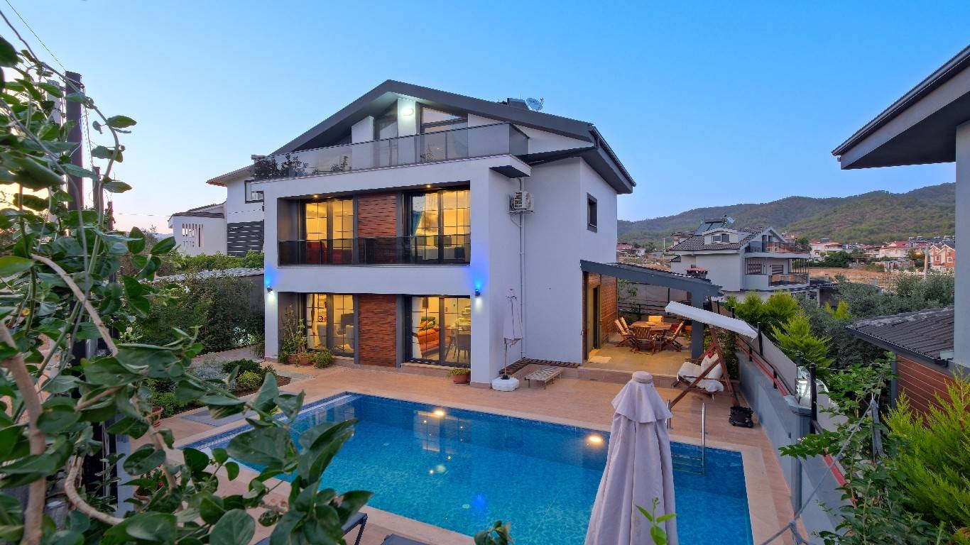 Fethiye Çiftlik'te Şık Tasarıma Sahip, Özel Havuzlu, 3+1 Villa