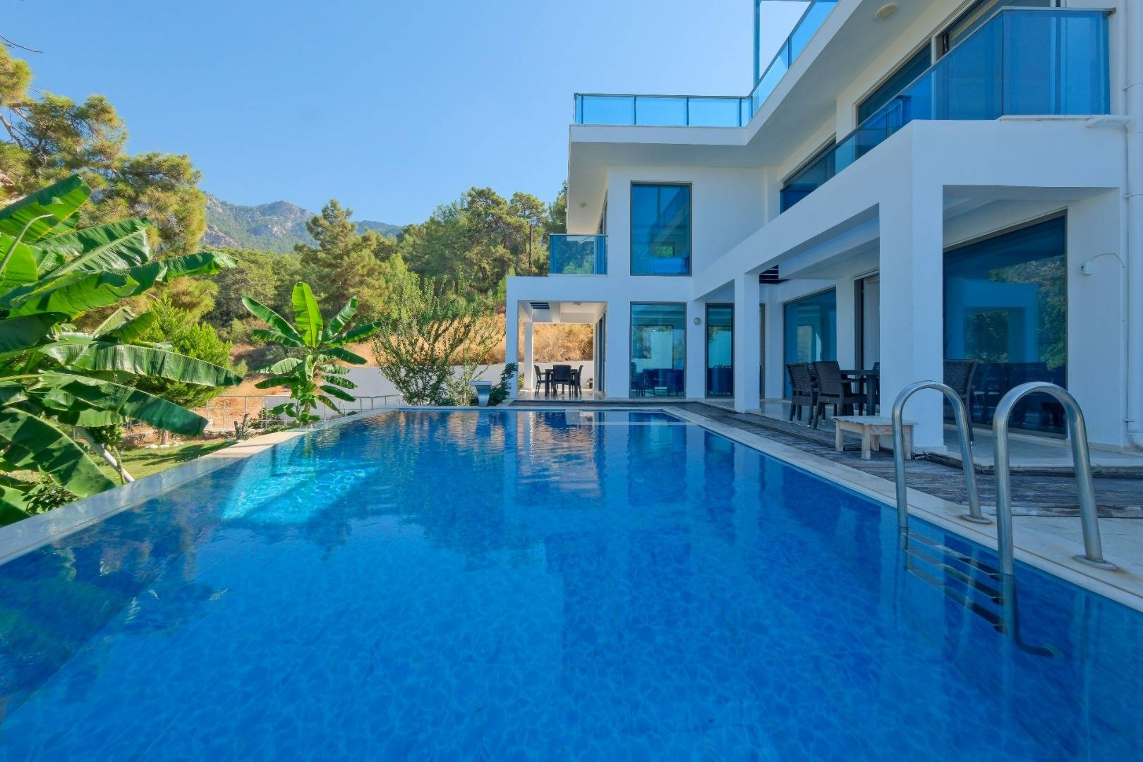 Fethiye Faralya'da Enfes Deniz Manzaralı, Özel Havuzlu, Şık Villa