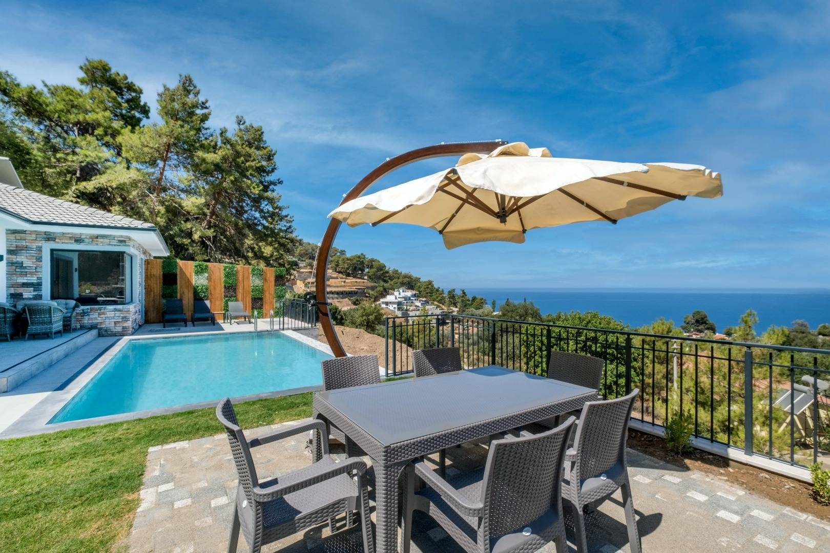 Fethiye Faralya'da Yemyeşil Doğada, Özel Havuzlu, Konforlu Villa