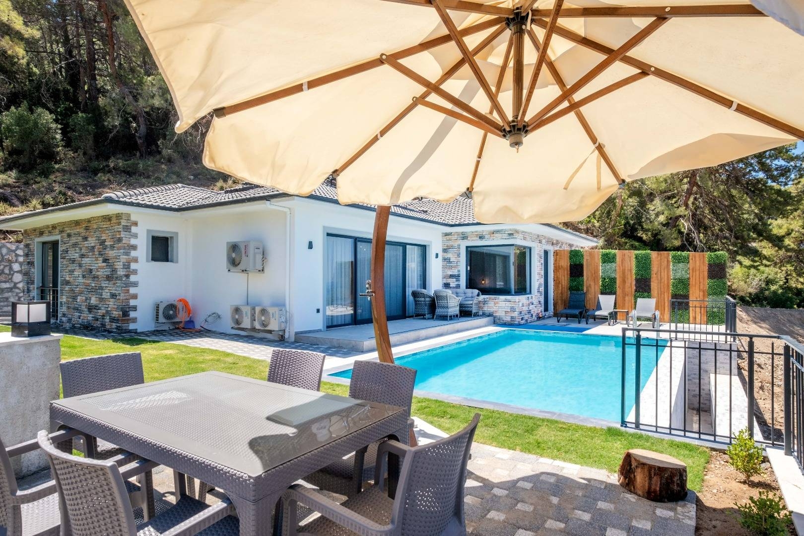 Fethiye Faralya'da Yemyeşil Doğada, Özel Havuzlu, Konforlu Villa