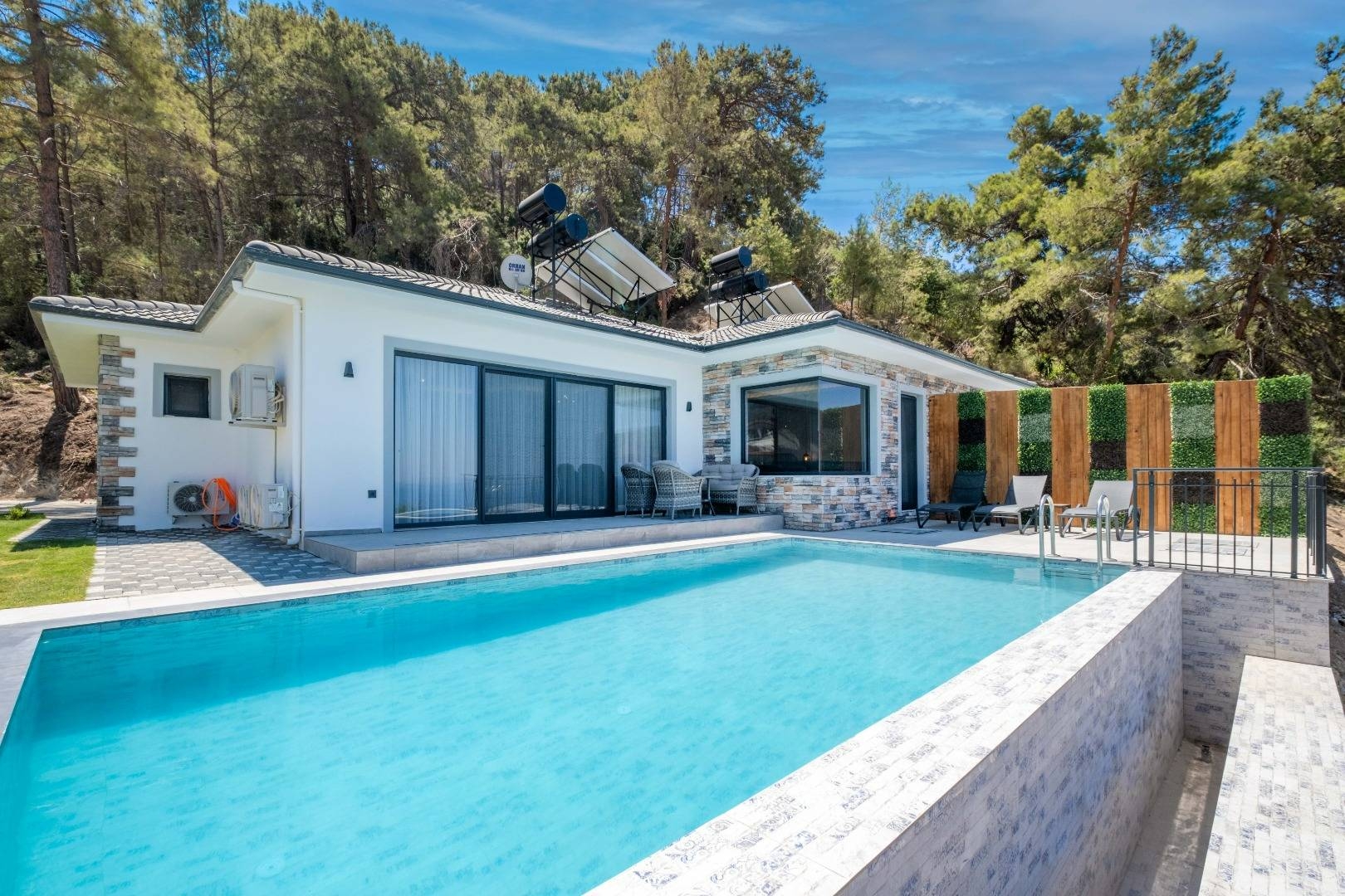 Fethiye Faralya'da Yemyeşil Doğada, Özel Havuzlu, Konforlu Villa