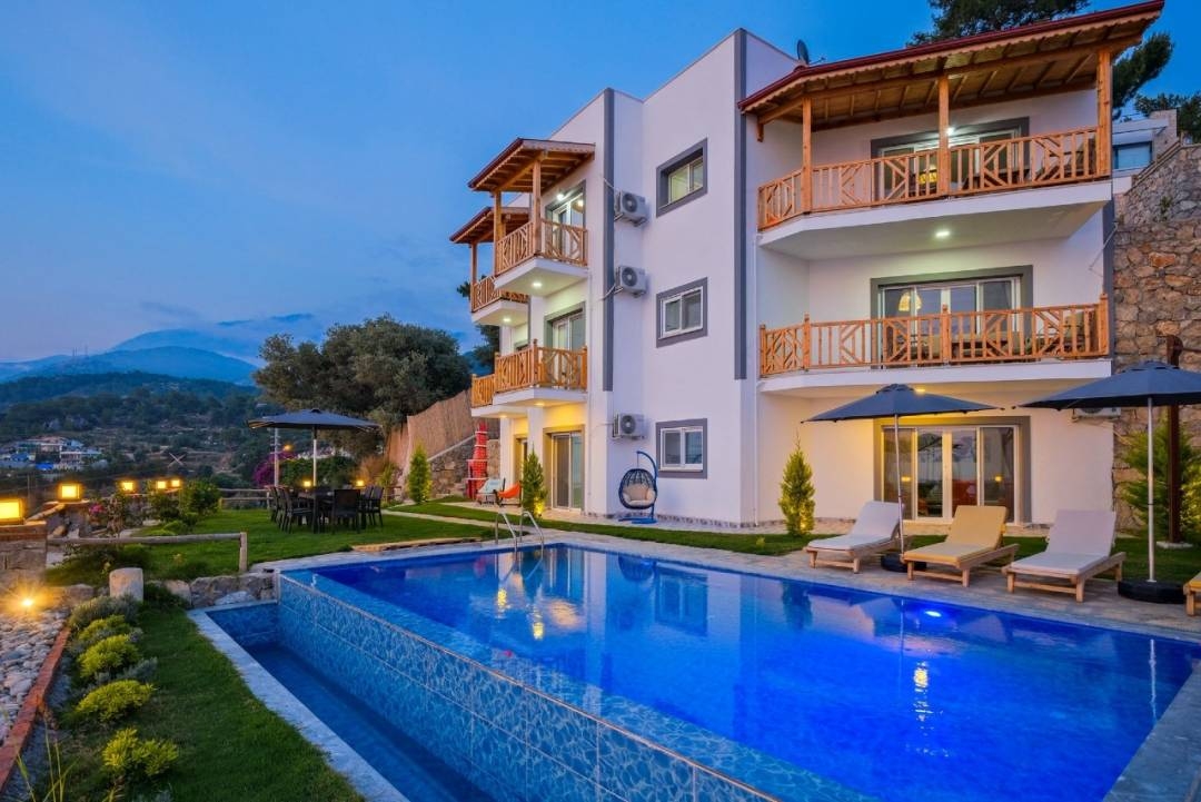 Fethiye Faralya'da Deniz Manzaralı, Sonsuzluk Havuzlu, Lüks Villa
