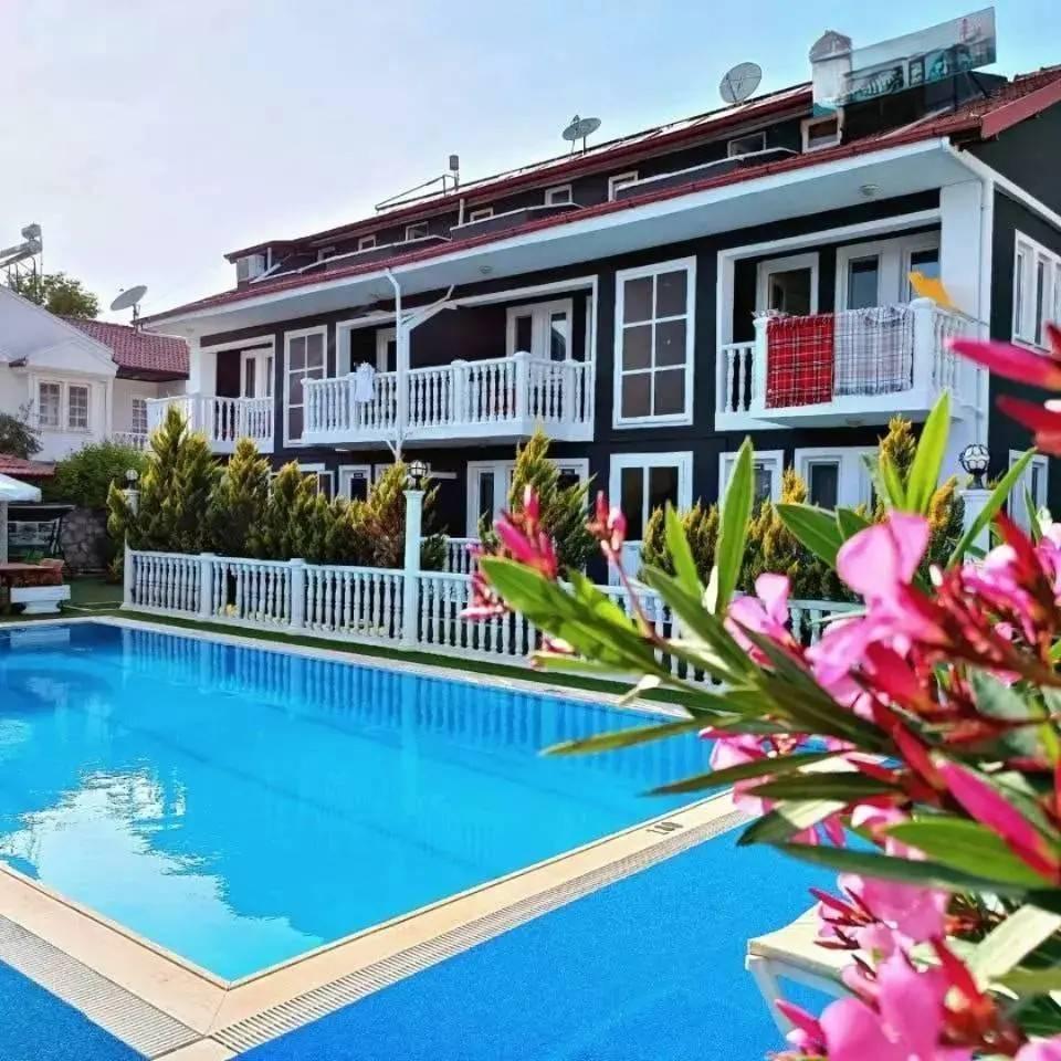 Fethiye Foça'da Denize Yürüme Mesafesinde, Ortak Havuzlu, 1+1 Apart-41628