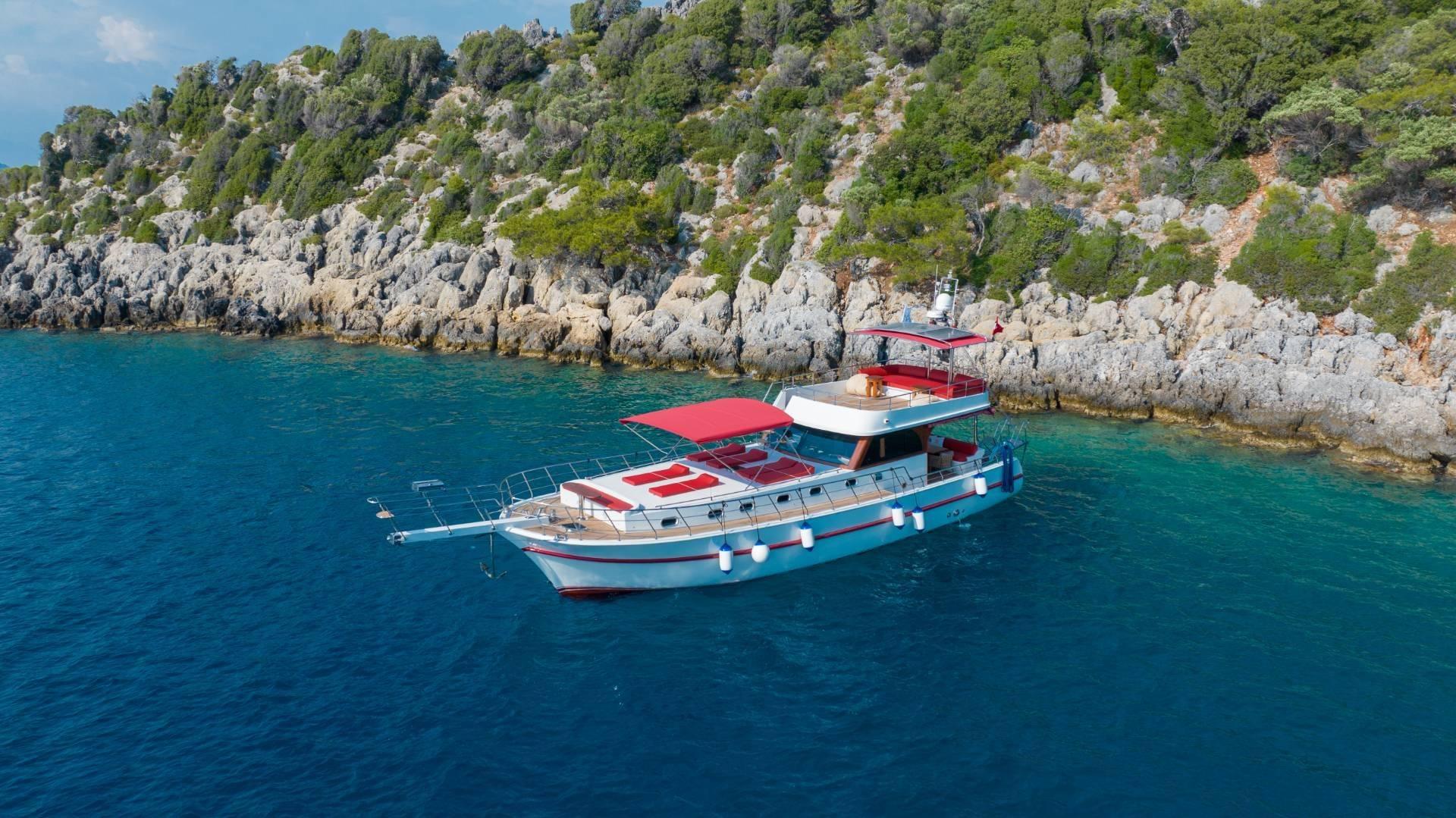 Fethiye Göcek'te Eşsiz Maviliğe Açılan, 6 Kişilik, Lüks Gulet-35145