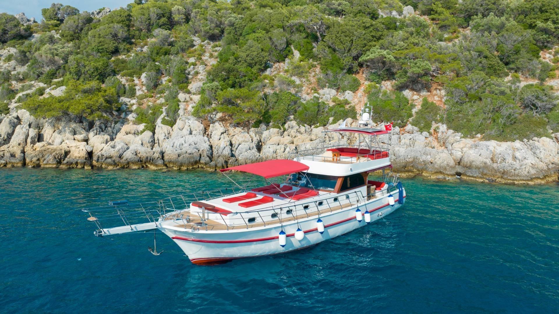 Fethiye Göcek'te Eşsiz Maviliğe Açılan, 6 Kişilik, Lüks Gulet-35145