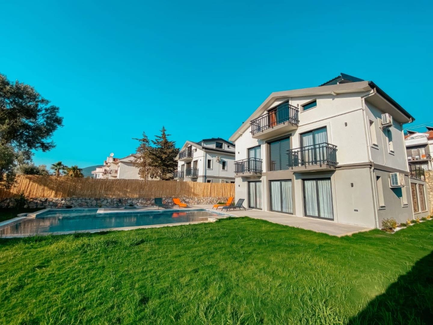 Fethiye Ölüdeniz'de Merkeze Yakın, Açık ve Kapalı Havuzlu, Lüks Villa