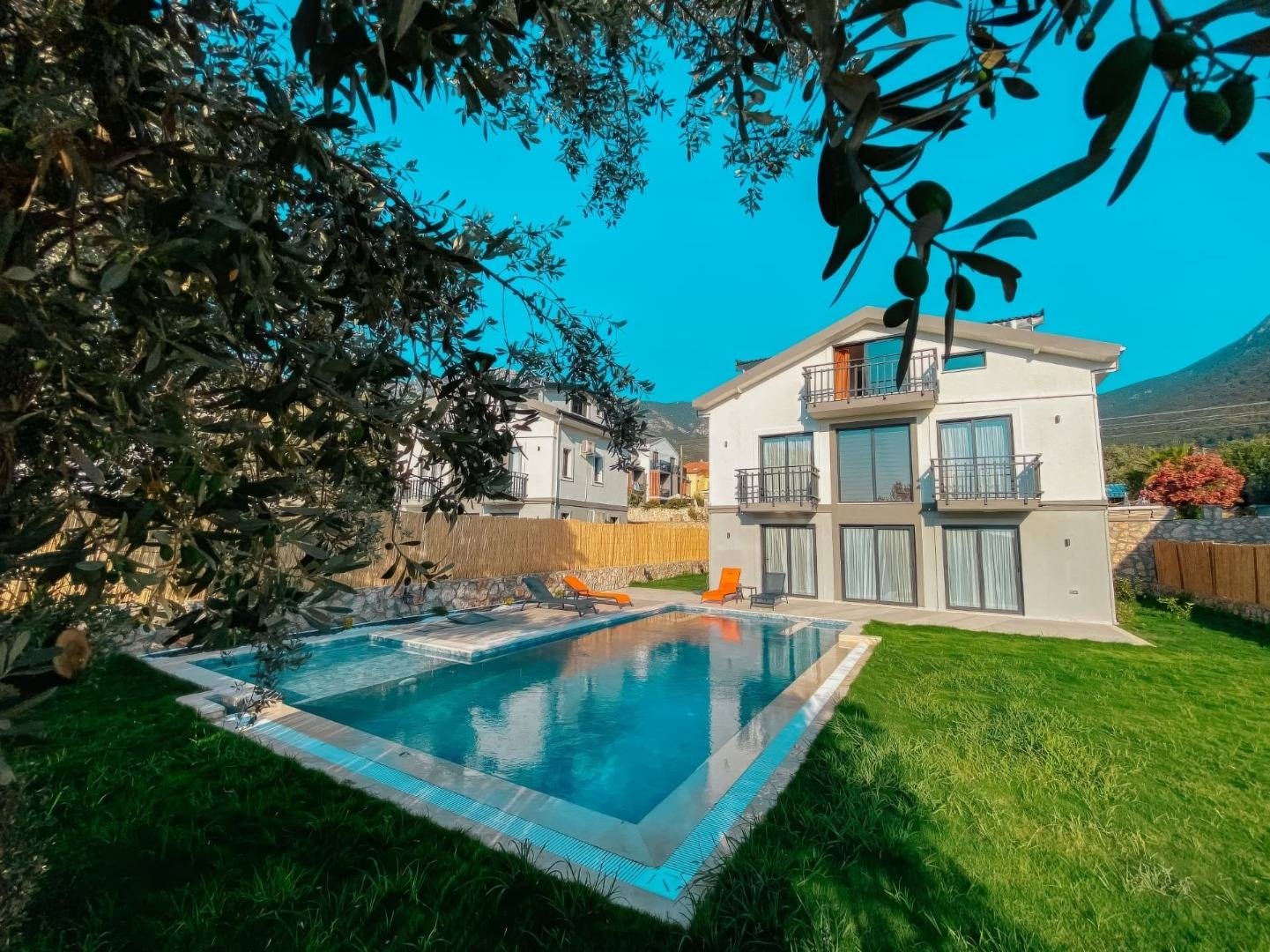 Fethiye Ölüdeniz'de Merkeze Yakın, Açık ve Kapalı Havuzlu, Lüks Villa