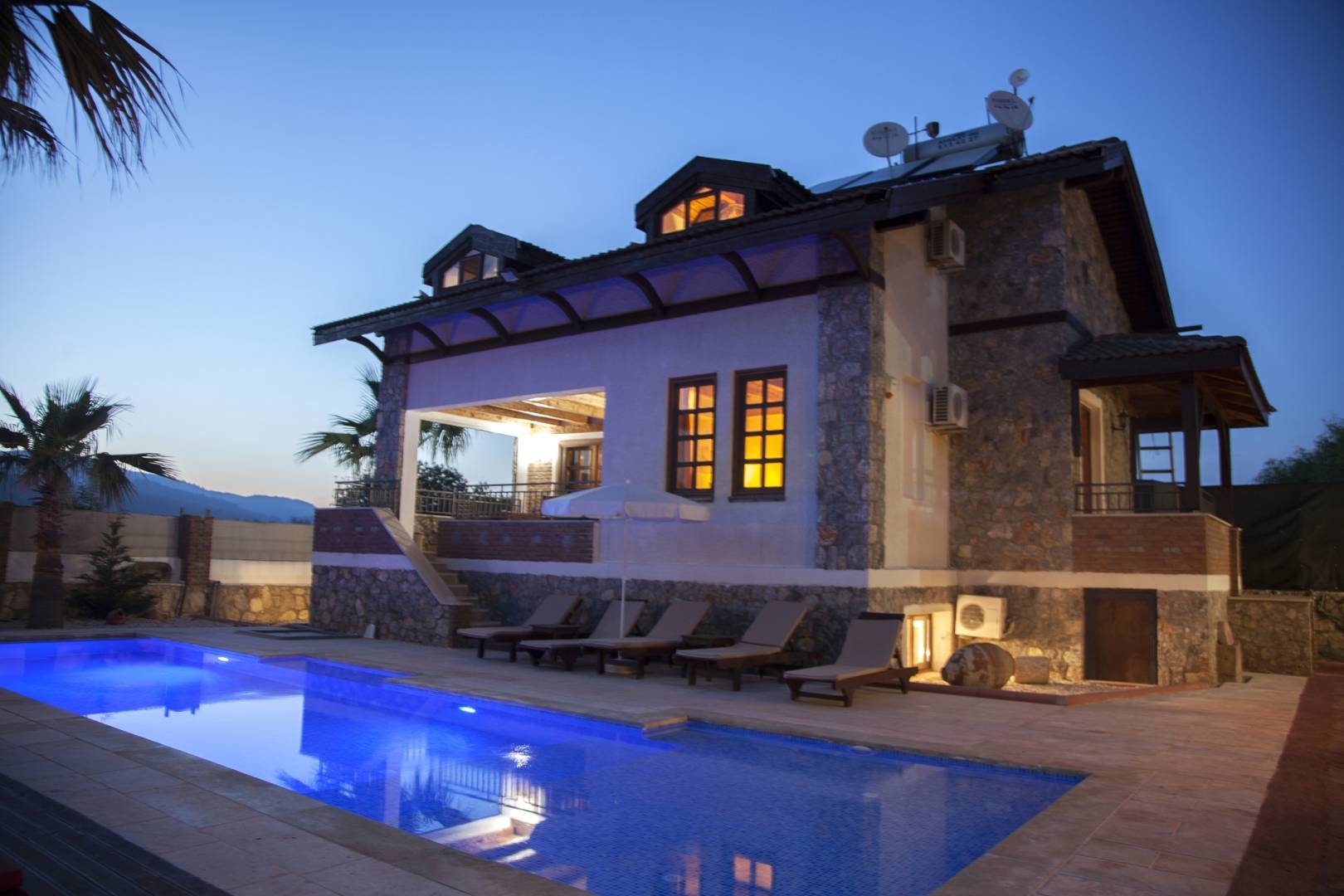 Fethiye Ölüdeniz'de Geniş Alanlara Sahip, Özel Havuzlu, Modern Villa