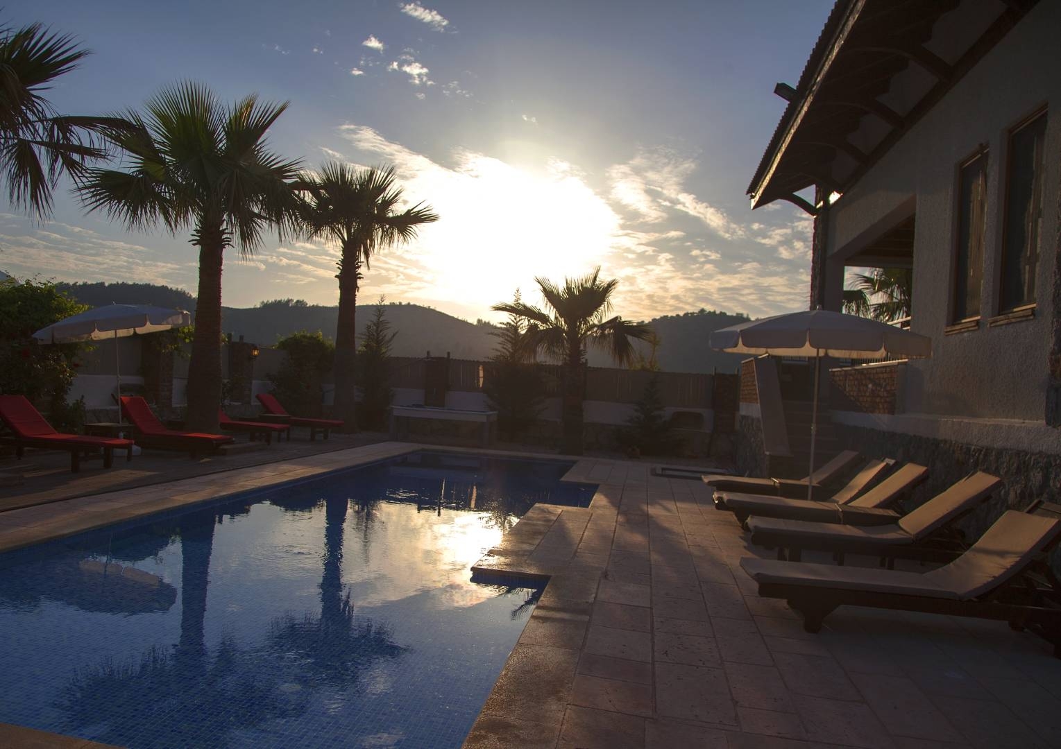 Fethiye Ölüdeniz'de Geniş Alanlara Sahip, Özel Havuzlu, Modern Villa