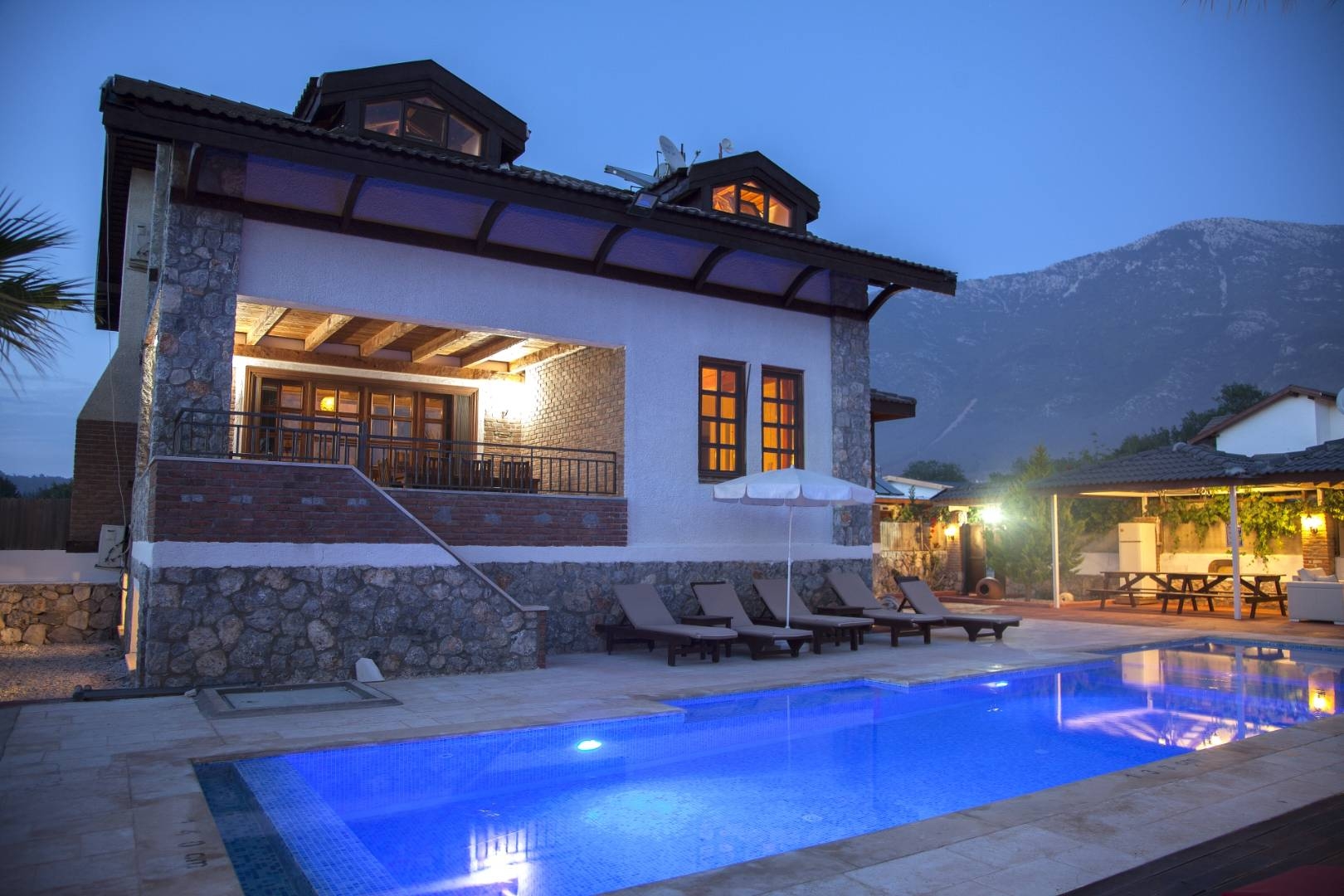 Fethiye Ölüdeniz'de Geniş Alanlara Sahip, Özel Havuzlu, Modern Villa