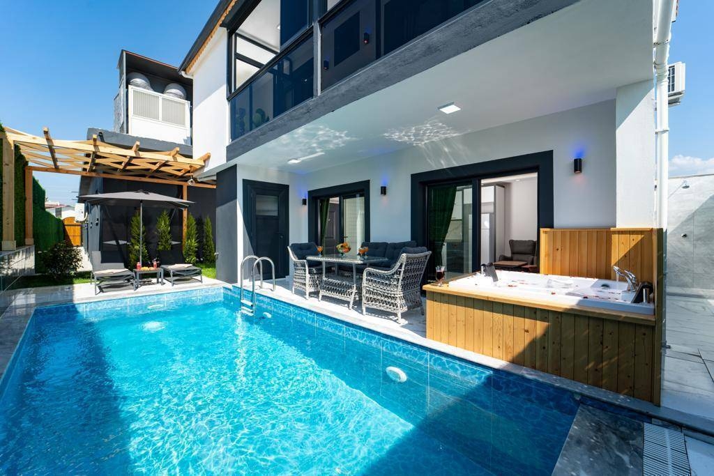 Fethiye Karaçulha'da Sakin Konumda, Özel Havuzlu, Konforlu Villa