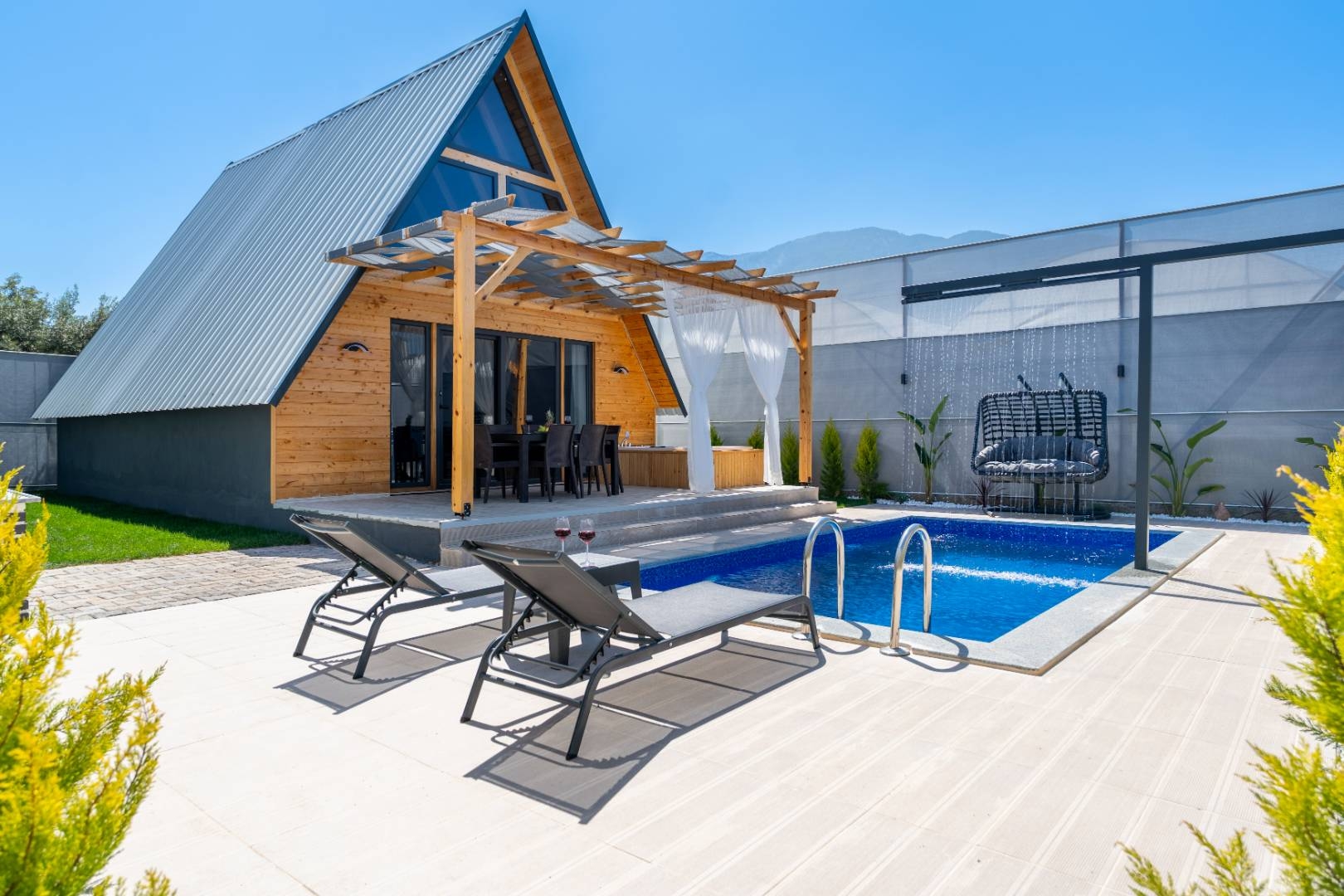 Fethiye Karaçulha'da Doğa İle İç İçe, Özel Havuzlu, Şık Bungalov