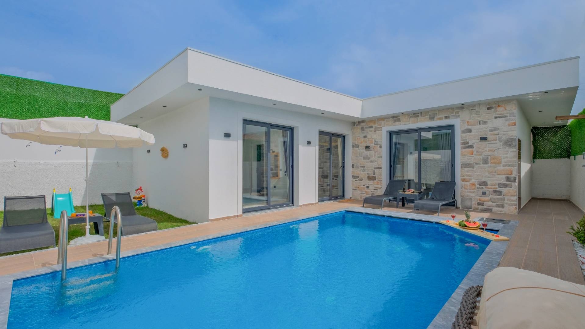 Fethiye Karaçulha'da Merkezi Konumda, Özel Havuzlu, 4 Kişilik Villa