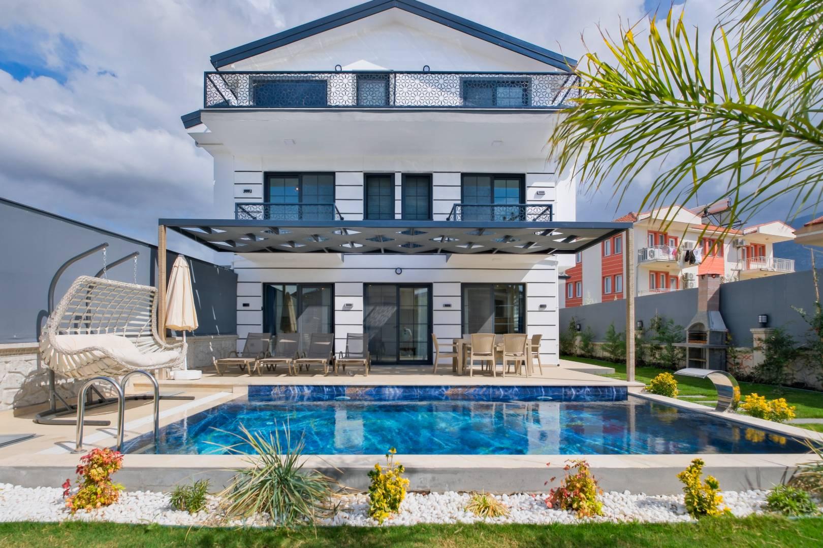 Fethiye Karaçulha'da Modern Tasarımlı, Özel Havuzlu, Bahçeli Villa-42036