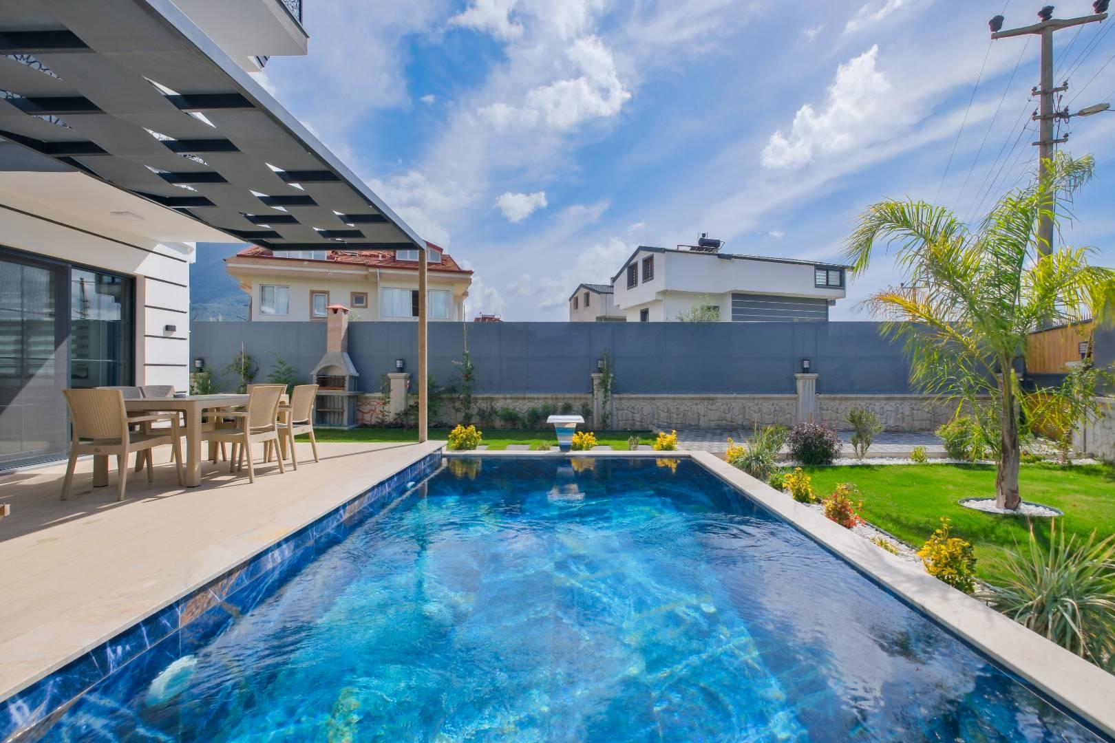 Fethiye Karaçulha'da Modern Tasarımlı, Özel Havuzlu, Bahçeli Villa-42036