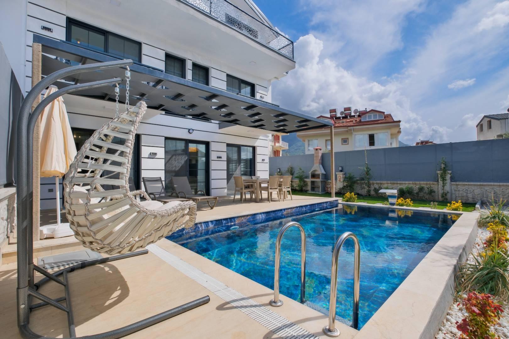 Fethiye Karaçulha'da Modern Tasarımlı, Özel Havuzlu, Bahçeli Villa-42036